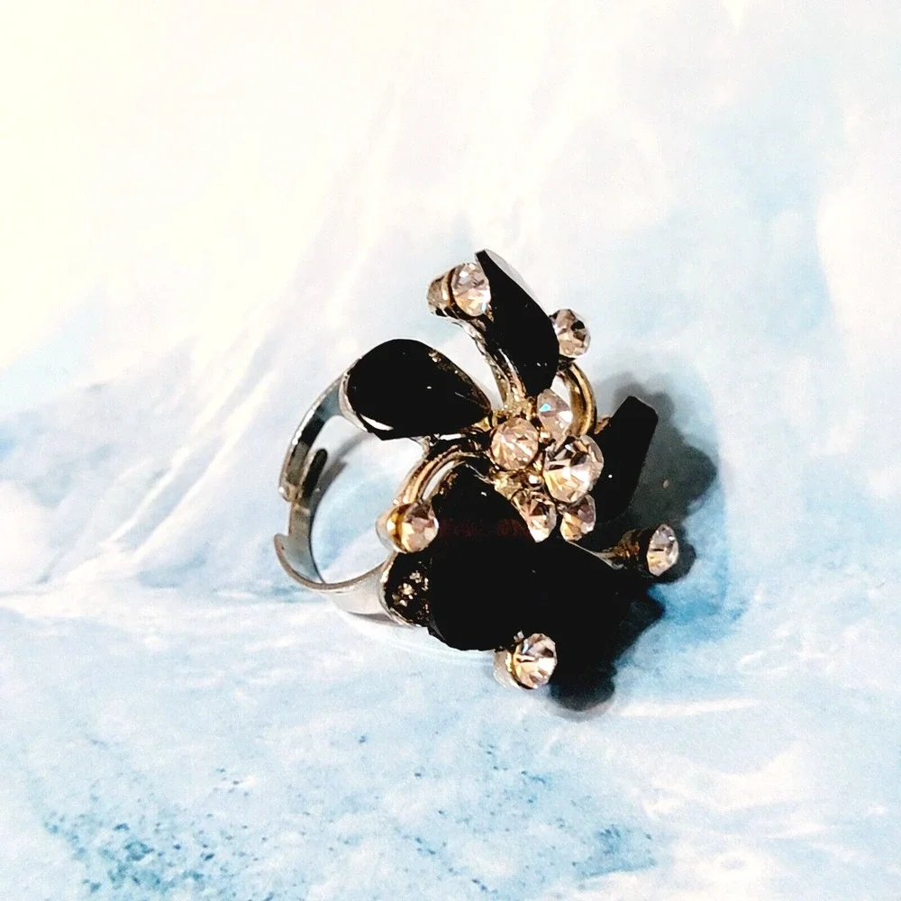 Vintage Large Mid-century Black‎ Glass Floral Adjustable Ring, Silver-tone r-8